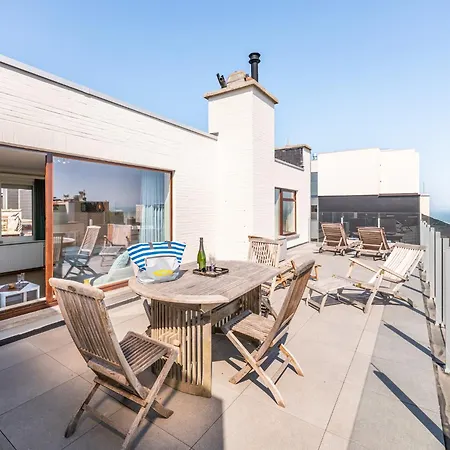 아파트 Penthouse By The Sea With Stunning Views, Cleaning Included
